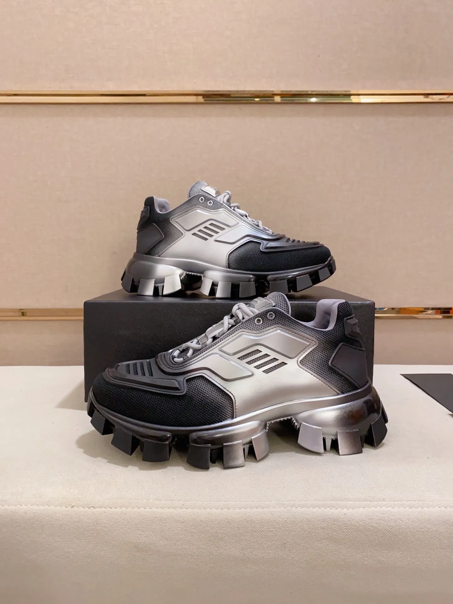 Factory price 600 men's shoes 💰 ✔️✔️✔️High version High quality new PRADA (Prada) counters are on the market simultaneously, new men's shoes, 😘fabrics are selected from first-layer cowhide. Lining: imported elastic mesh➕cowhide lining. 👍🏿High-end☄️Open-molded non-slip rubber outsole, exquisite lines, simple and elegant, comfortable and high-end for leisure travel. Number of yards: 38 to 44.